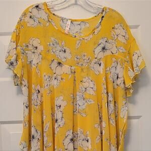 NEW BOHO Top (Size Lg) in Lightweight Yellow with White/Gray Floral Design